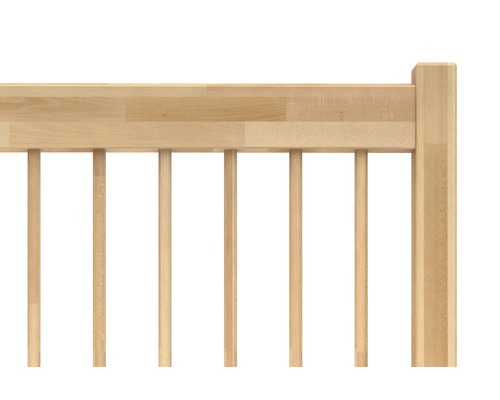 Detailný pohľad na drevenú detskú postieľku s mrežami