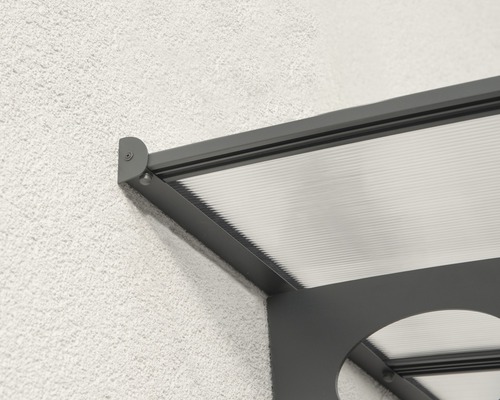 Detailný pohľad na sivý dverový prístrešok s priehľadnou polykarbonátovou strechou na fasáde