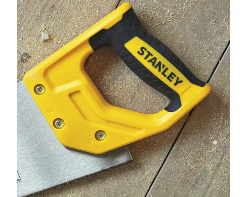 Ručná píla s logom Stanley na drevenom pozadí