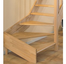 Drevené schodisko so stupňami a zábradlím