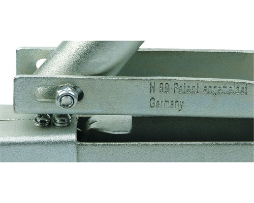 Detailný záber držiaka s nápisom H 99 Patent angemeldet Germany