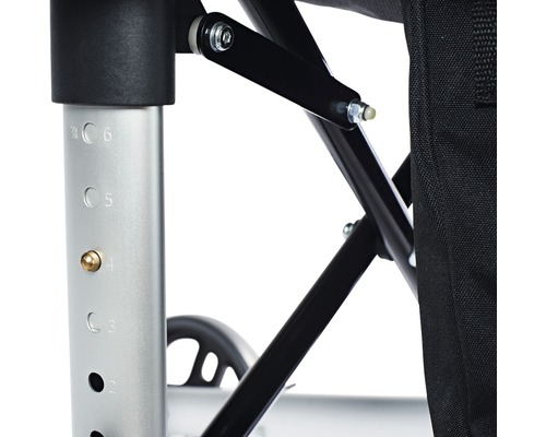 Detailný pohľad na rolátor s nastaviteľnou výškou a nákupnou taškou.