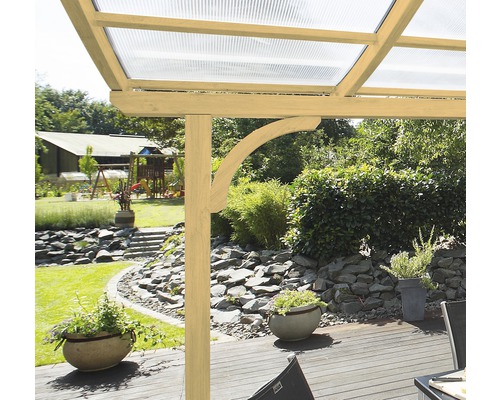 Drevená pergola s priehľadnou strechou a výhľadom do záhrady