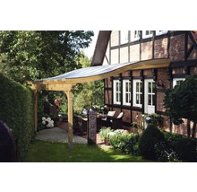Drevená pergola so sedacou súpravou v záhrade