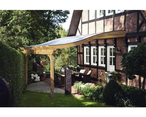 Drevená pergola so sedacou súpravou v záhrade