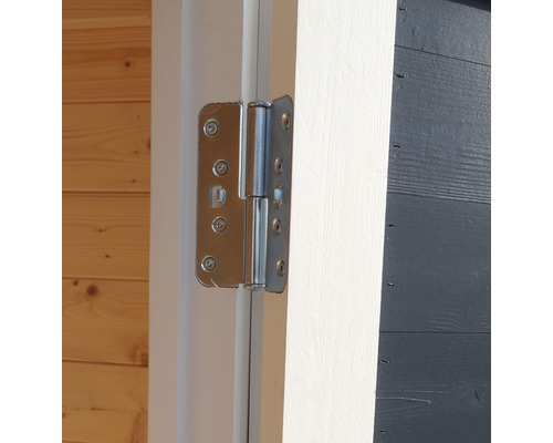 Kovové dverové závesy pripevnené k dreveným dverám