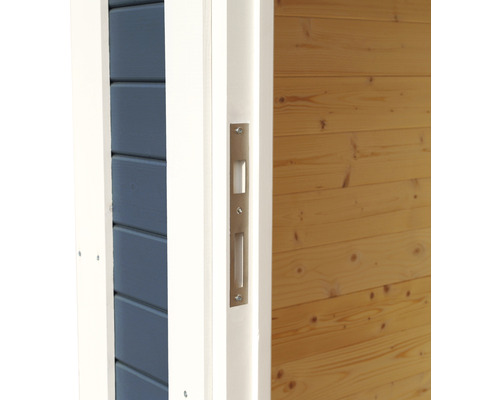 Detailný pohľad na zámok dverí so zapustenou rukoväťou v drevených dverách