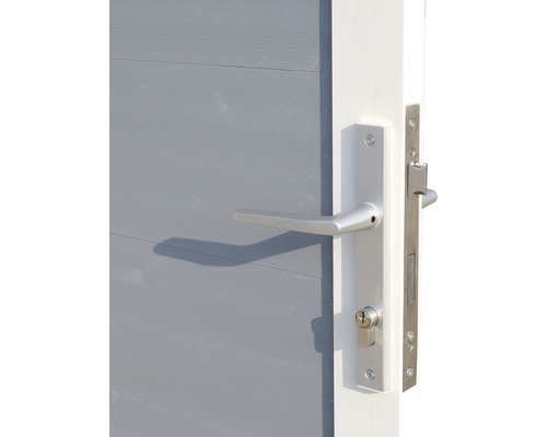 Detail záhradných dverí so striebornou kľučkou a zámkom