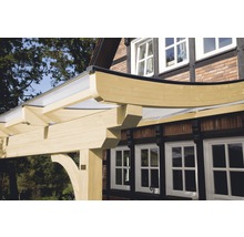 Drevená pergola pri dome s hrázdeným murivom
