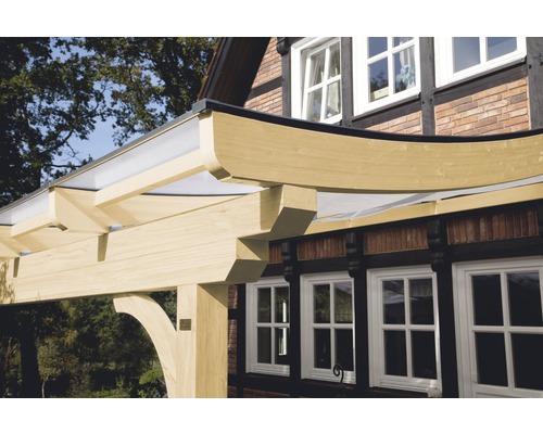 Drevená pergola pri dome s hrázdeným murivom