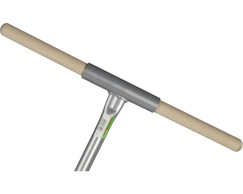 Detailný pohľad na zemnú objímku s drevenou rukoväťou