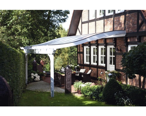 Drevené zastrešenie terasy pri rodinnom dome so záhradou