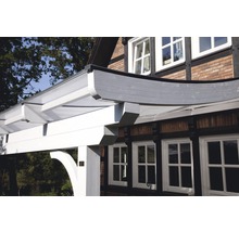 Drevená pergola pri budove s oknami