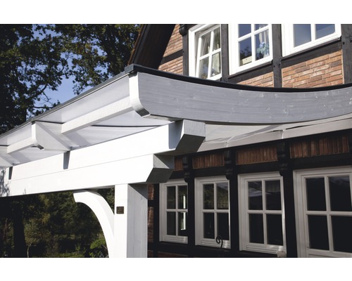 Drevená pergola pri budove s oknami