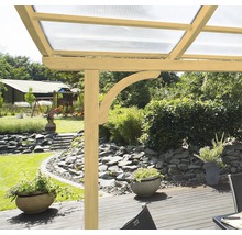 Drevená pergola s priehľadnou strechou v záhrade
