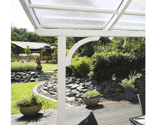 Terasa so zastrešením s priehľadnými prvkami a výhľadom do záhrady