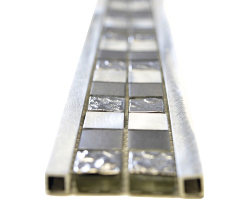 Lišta mozaikových dlaždíc so striebornými a sivými sklenenými mozaikami