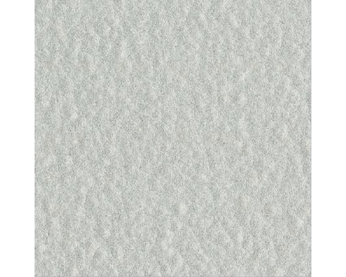 Detail šedého koberca.