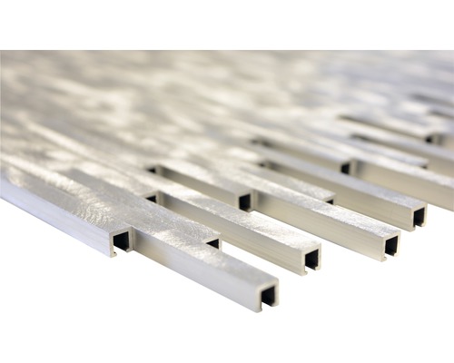 Detail hliníkových profilov s perom a drážkou