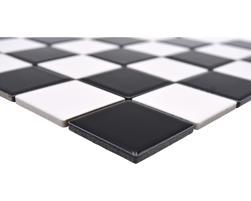 Mozaikové dlaždice so šachovnicovým vzorom