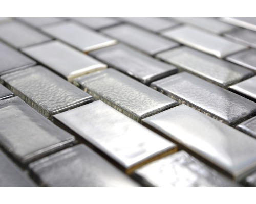 Vzor mozaikových dlaždíc v striebornej farbe v horizontálnom smere