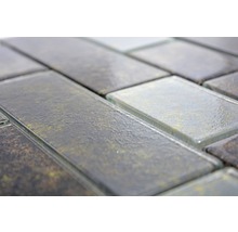 Detailný záber obdĺžnikových sklenených mozaikových dlaždíc