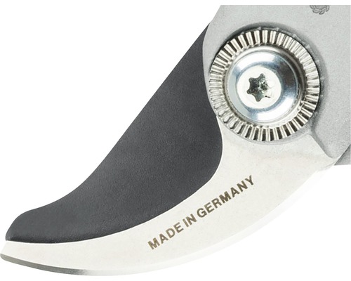 Detailný záber záhradných nožníc s nápisom Vyrobené v Nemecku.