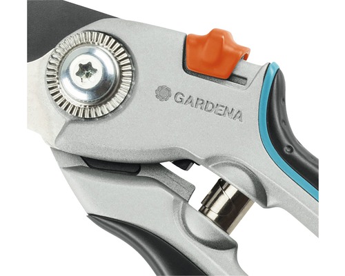 Detailný záber záhradných nožníc s logom Gardena.