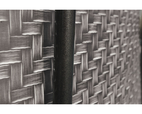 Detail záhradného nábytku s ratanovým vzorom a kovovým rámom