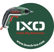 Akumulátorový skrutkovač Bosch IXO na zelenom pozadí