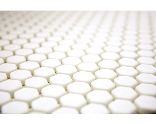 Detail bielych mozaikových dlaždíc v tvare šesťuholníka