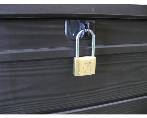 Detailný záber truhly so zámkom Yardeni