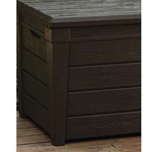 Detailný pohľad na hnedý záhradný box s dreveným vzhľadom.