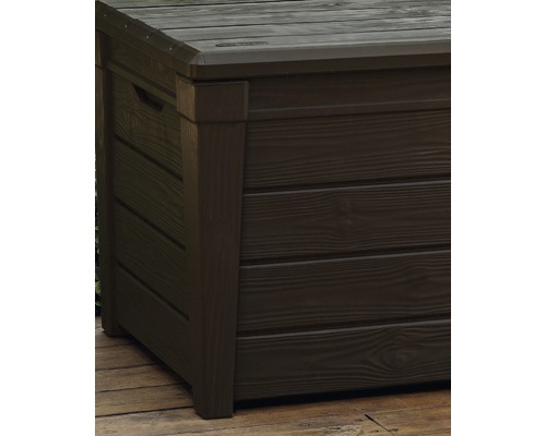 Detailný pohľad na hnedý záhradný box s dreveným vzhľadom.
