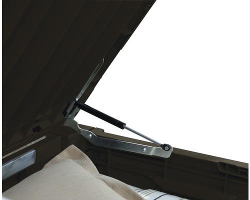 Detailný pohľad na otvorený záhradný box s plynovou pružinou