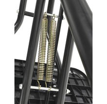 Detailný záber dvoch ťažných pružín hojdačky