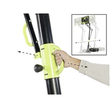 Detailný záber basketbalovej zostavy s výškovo nastaviteľným mechanizmom