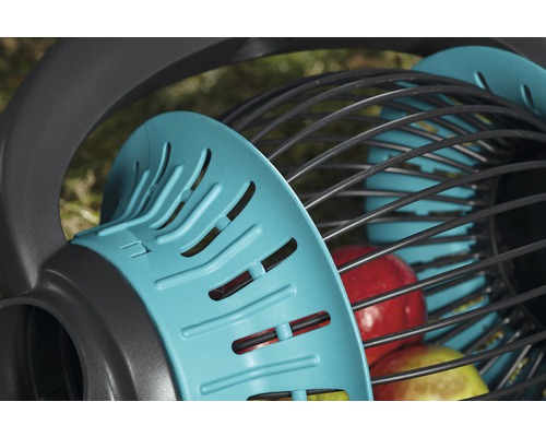 Detailný záber zberača ovocia s jablkami