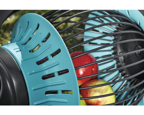 Zberač jabĺk s jablkami