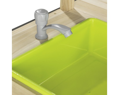 Detailný záber detskej kuchynky s umývadlom a vodovodnou batériou