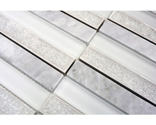 Detail mozaikových dlaždíc zo skla a mramoru