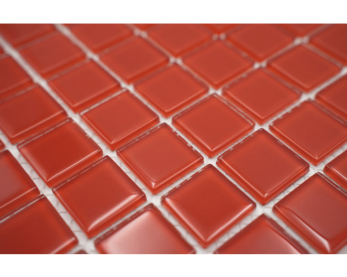 Detail červených štvorcových sklenených mozaikových dlaždíc.