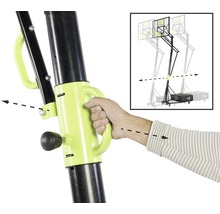 Detailný záber osoby ovládajúcej rukoväť mobilného basketbalového systému na nastavenie výšky