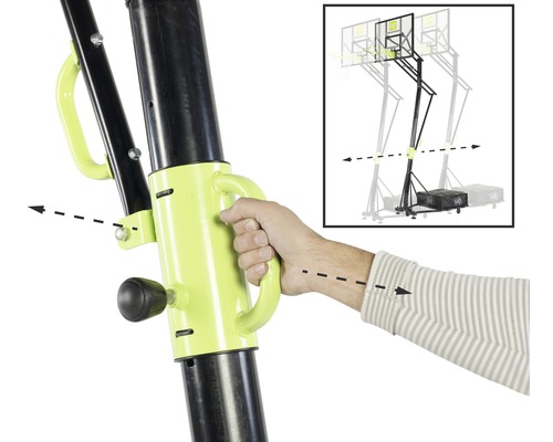 Detailný záber osoby ovládajúcej rukoväť mobilného basketbalového systému na nastavenie výšky