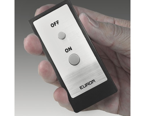 Ruka drží diaľkové ovládanie s tlačidlom zapnutia a vypnutia.