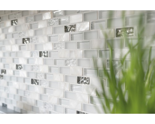 Nástenné dlaždice zo skla a perlete v mozaikovom formáte.