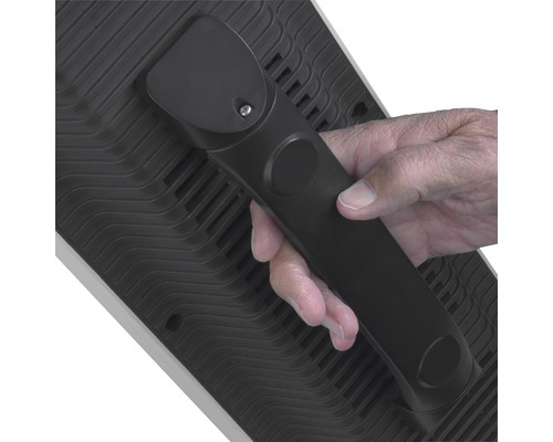 Detailný záber ruky držiacej rukoväť na zariadení.
