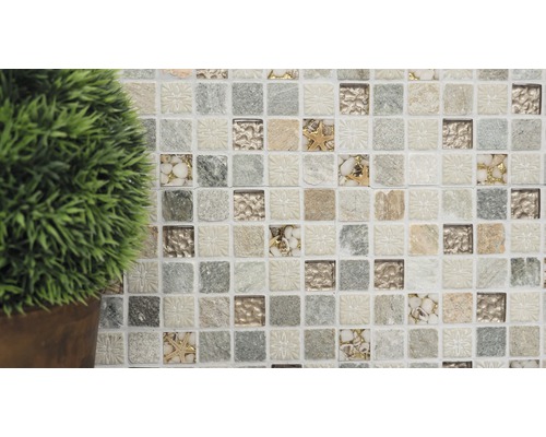 Detail mozaikových dlaždíc s kamennými a mušľovými prvkami