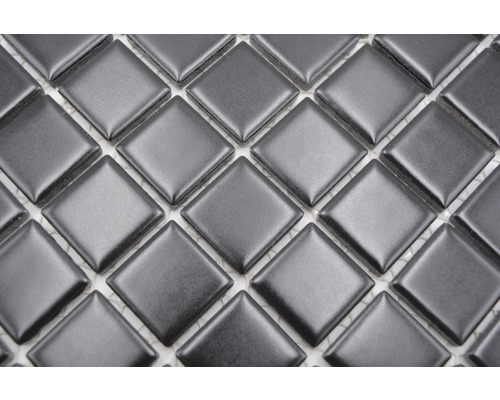 Detailný pohľad na štvorcové mozaikové dlaždice