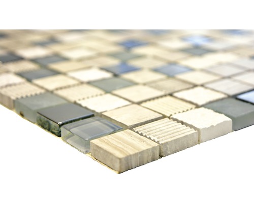 Mozaiková dlaždica s rôznymi materiálmi